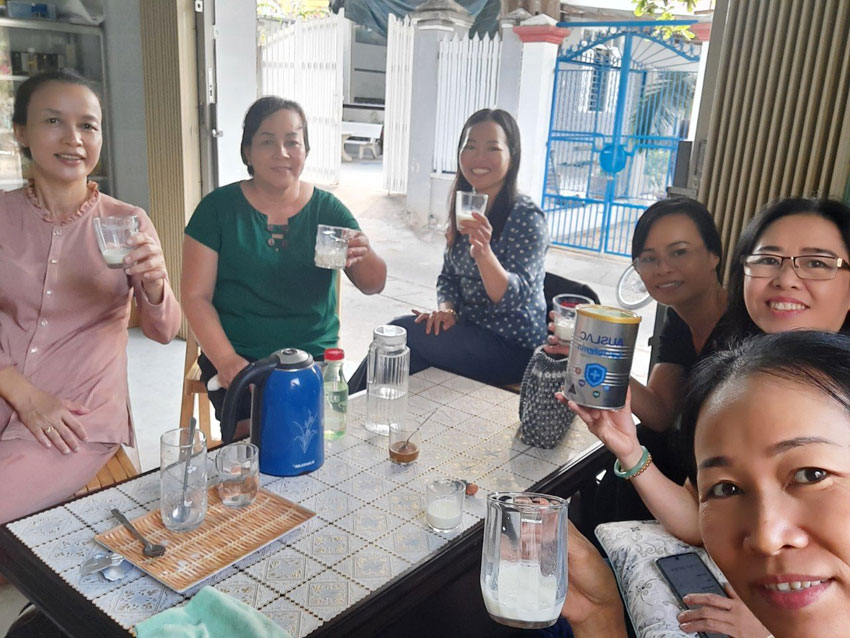 Nhóm khác hàng uống sữa non Auslac Lactoferin của DLC Việt Nam